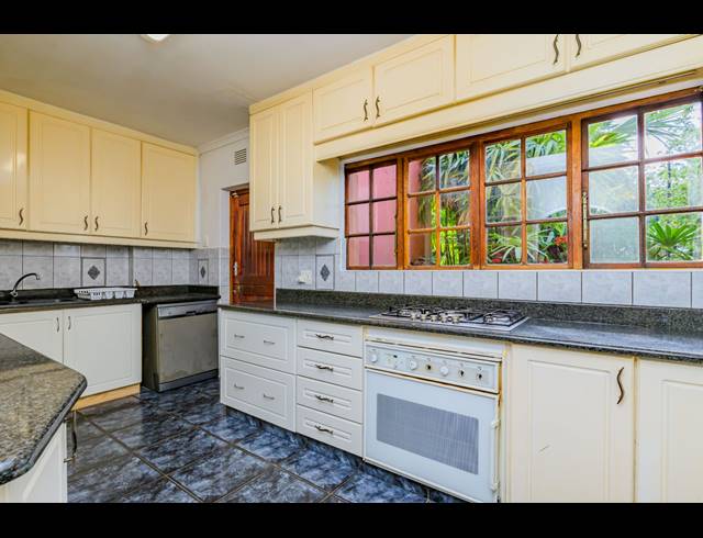 8 BEDROOM HOUSE FOR SALE IN COWIES HILL